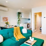Elegant 1 Bed W/ Balcony & Views