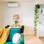 Elegant 1 Bed W/ Balcony & Views