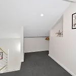 53Cr5 - New Loft Style Apt Nxt 2 Rmit! Sofa Bed, Ac, Balcony!