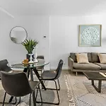 Modern Southbank 2-Bed Apartment With Gym & Pool