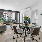 Modern Southbank 2-Bed Apartment With Gym & Pool