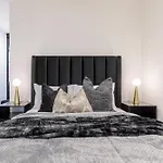 Ritzy Apartment In Iconic Australia 108 With Views