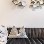 Ritzy Apartment In Iconic Australia 108 With Views