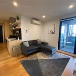 Modern 1 Bedroom Apartment In Brunswick East Near Cbd