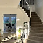 6 Bedrooms House In Kew