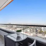 Chic 1-Bed With City Views Parking Gym & Pool