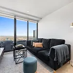 Chic 1-Bed With City Views Parking Gym & Pool