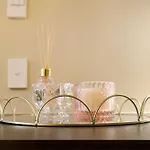 Boutique Retreat In Heart Of Cbd Mobility-Friendly