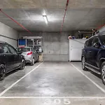 3 Bedroom Apt With Carpark Close To Albert Park Lake