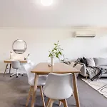 3 Bedroom Apt With Carpark Close To Albert Park Lake