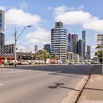 3 Bedroom Apt With Carpark Close To Albert Park Lake