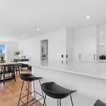 Elegant & Stylish Home By The Botanical Gardens