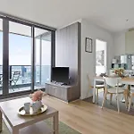 A Cozy 2Br Apt With Harbour Views Free Parking