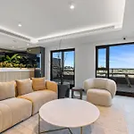 Stylish 1-Bed With Pool Gym & Stunning Views