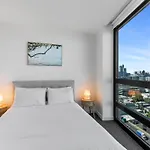 Stylish 1-Bed With Pool Gym & Stunning Views