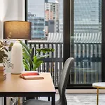 Cozy 1 Bedroom Apartment At Marvel Stadium With Rooftop Pool And Gym
