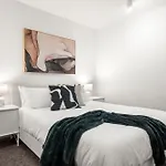 Cozy 1 Bedroom Apartment At Marvel Stadium With Rooftop Pool And Gym