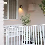 Boutique North Melbourne Cottage - Stylish Inner-City Retreat