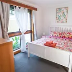 Stay Next To Train Station! Melbourne Cbd 12 Km!