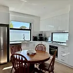 Footscray City Retreat - Full House & Parking