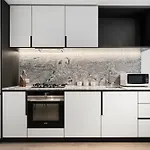 Modern And Stylish Apt In Best Location W Pool And Gym