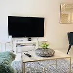 D101 Charming Apartment- Free Parking
