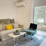 D101 Charming Apartment- Free Parking