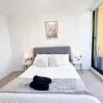 City Retreat With Amazing Views And Free Parking