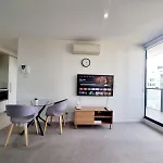 City Retreat With Amazing Views And Free Parking
