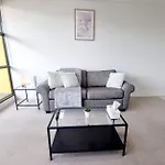 City Retreat With Amazing Views And Free Parking