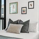 Light-Filled Artistic Retreat