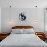Vibrant 2-Bed Apartment Near St Kilda Beach