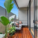 Vibrant 2-Bed Apartment Near St Kilda Beach