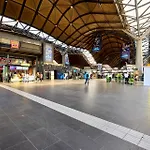 Collins Street Chic - Your Stylish Getaway