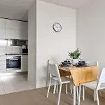 A Modern & Cozy 2Br Apartment With City Views
