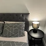 Spacious Apartment In The Heart Of Melbourne
