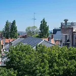 3-Level Retreat - Rooftop Views & Coastal Comfort
