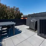 3-Level Retreat - Rooftop Views & Coastal Comfort