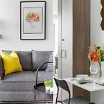 Cozy Studio Near Southern Cross With City Views