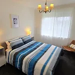 Elsternwick Easy Living - 2 Bedroom Sleeping 4