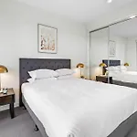 Modern 2-Bed St Kilda Apartment Near Shops