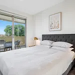 Modern 2-Bed St Kilda Apartment Near Shops