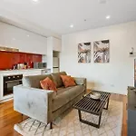 Modern 2-Bed St Kilda Apartment Near Shops