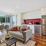 Modern 2-Bed St Kilda Apartment Near Shops