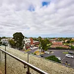 Stylish Urban Retreat With Spectacular Views And Prime Location