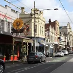 Luna, Stylish And Chic Collingwood Apartment