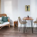 Luna, Stylish And Chic Collingwood Apartment