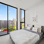 Luxury Vip 4-Bedroom Townhouse In Port Melbourne