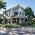 Leafy Family Home With Outdoor Dining Near Cbd