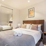 Eq Tower 1Br Apt Unbeatable Location Free Parking #Eq34